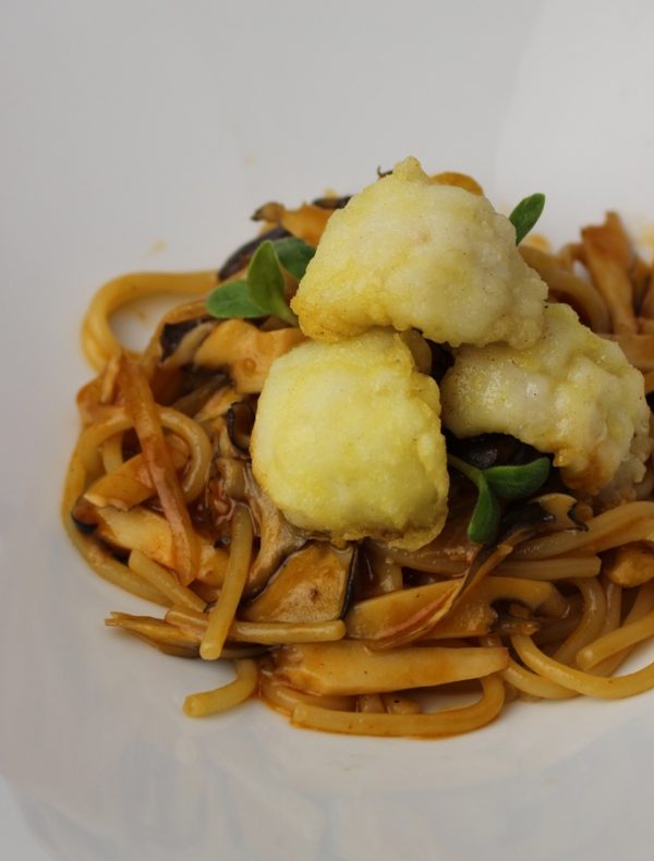 鱧の天麩羅と黒舞茸の淡路製麺生パスタ　￥2,400