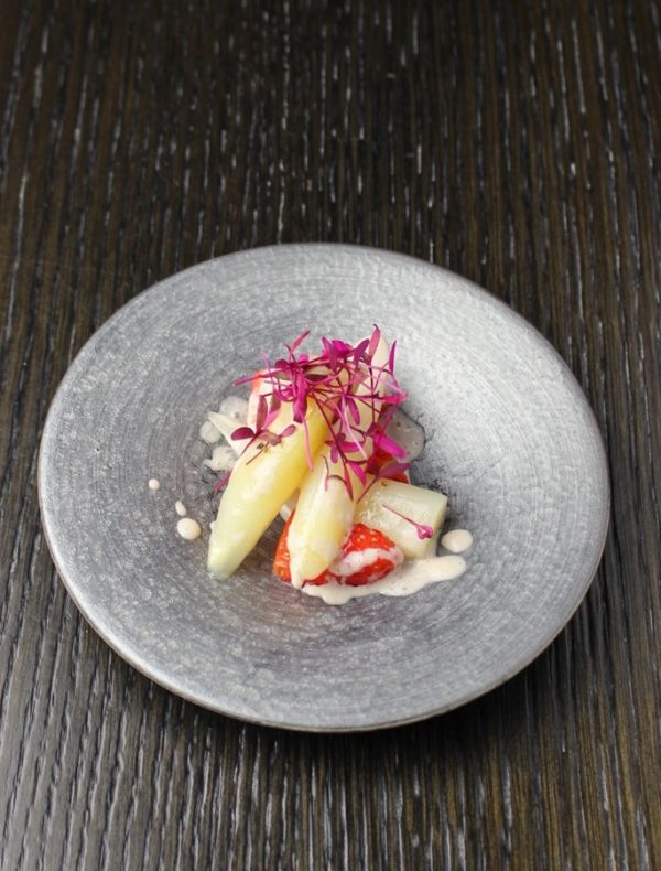 ホワイトアスパラと苺のサラダ　￥1,200