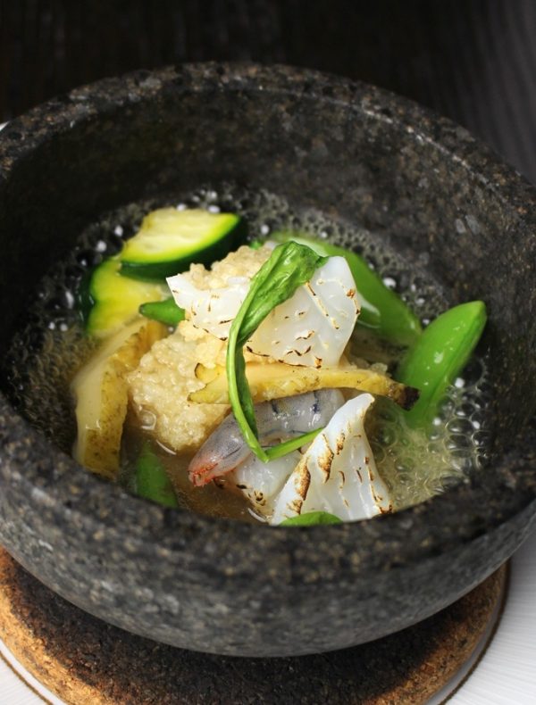 【定番の石鍋】蝦夷鮑と鮮魚の石焼　焦がしバター醤油の薫り　￥4,000