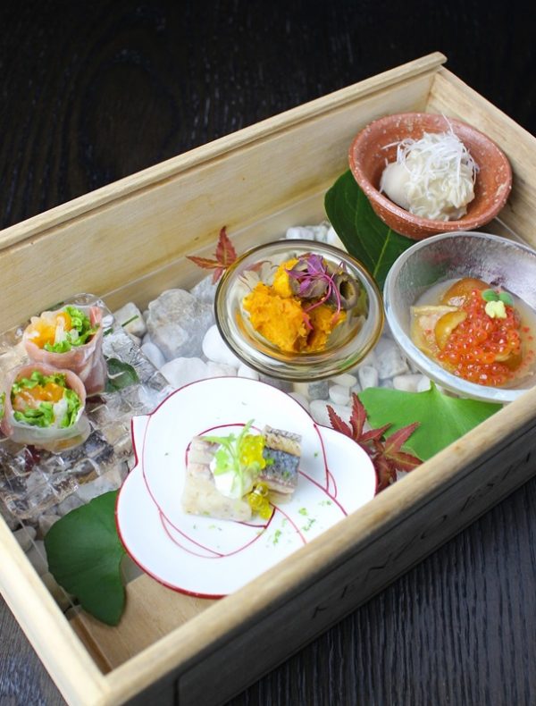 ワイナリーゲート木箱に詰めた前菜盛り合わせ　お任せ3種￥2,000／5種￥3,400