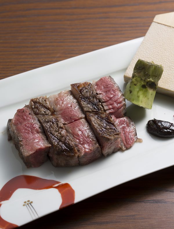長期肥育34か月雌牛黒毛和牛<br />
100g ￥5,500<br />
150g ￥7,600<br />
200g ￥9,800